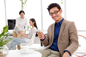 商务男女在办公室工作