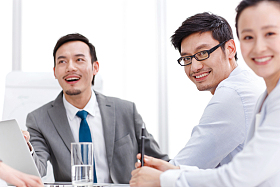 商务团队在会议室开会图片