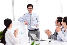 商务团队在会议室开