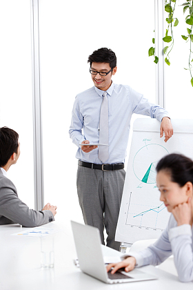 商务男女在会议室工作