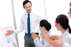 商务团队在会议室开会图片