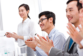 商务团队在会议室开