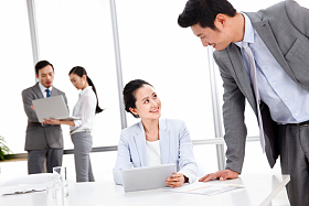 商务男女在工作