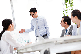 商务团队在会议室开会图片