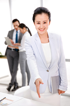 商务男女在办公室工作