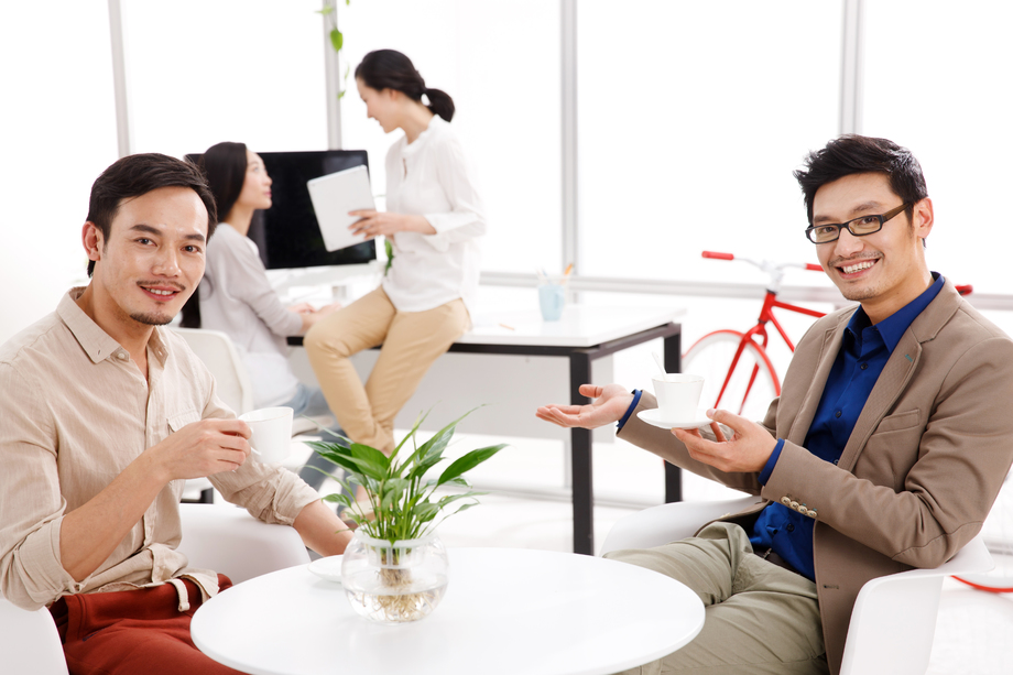 休闲的商务男女在办公室