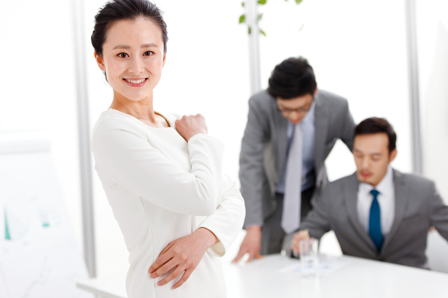 商务人士在办公室工作