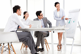 商务团队在会议室开会图片