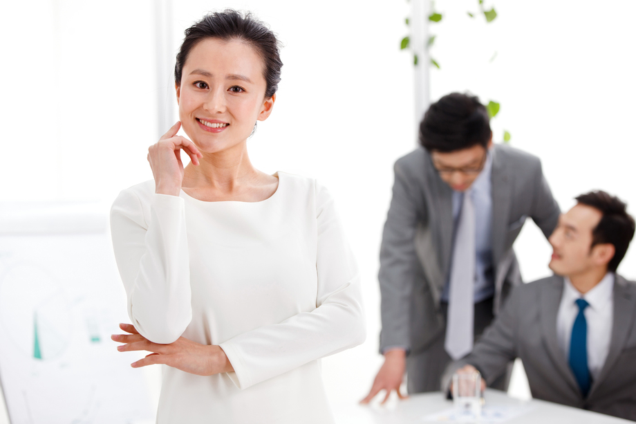 商务人士在办公室工作