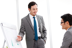 商务中年男人在工作图片