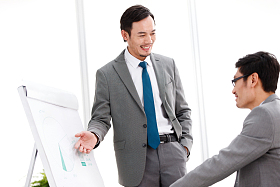 商务中年男人在工作图片