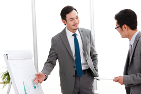 商务中年男人在工作图片