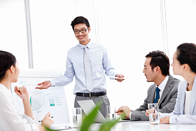 商务团队在会议室开