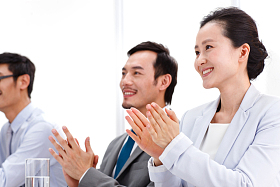 商务团队在会议室开