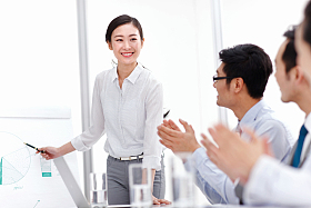 商务团队在会议室开