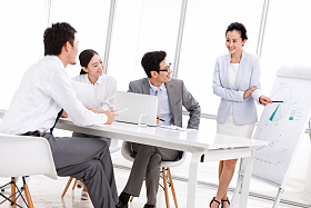 商务团队在会议室开