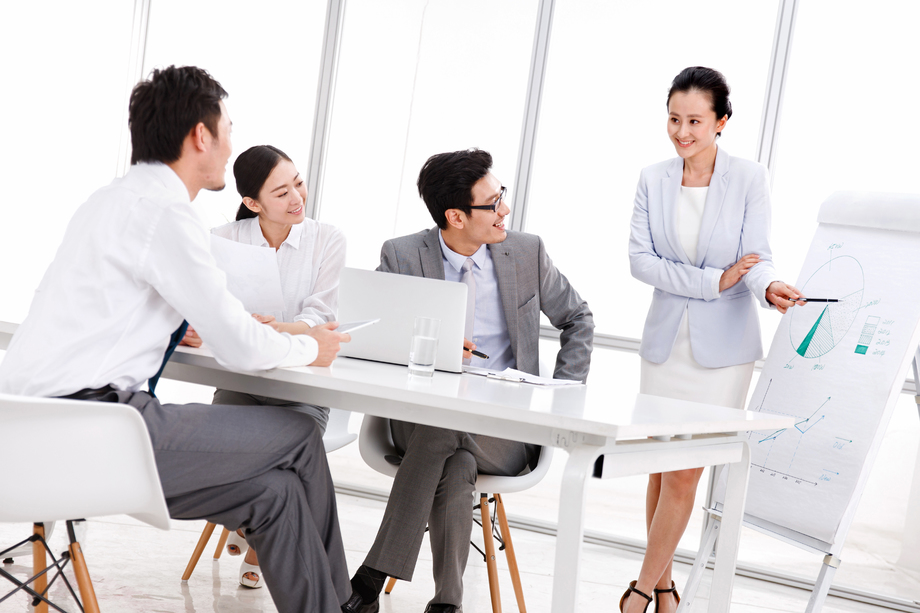 商务团队在会议室开 商务团队在会议室开