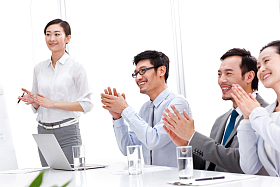 商务团队在会议室开