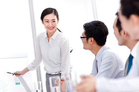 商务团队在会议室开