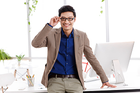 成功的商务中年男人照片