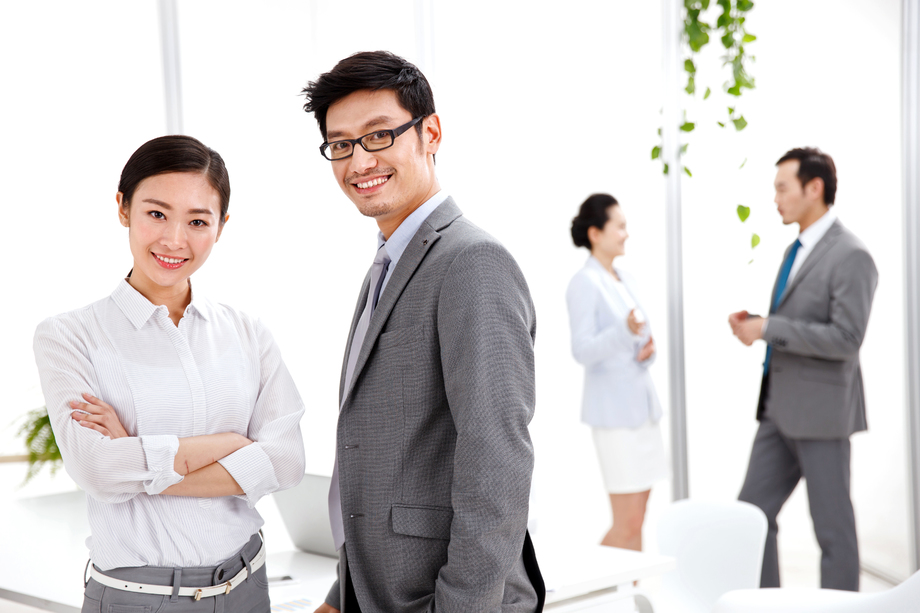 商务男女在办公室