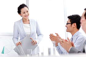 商务团队在会议室开会照片