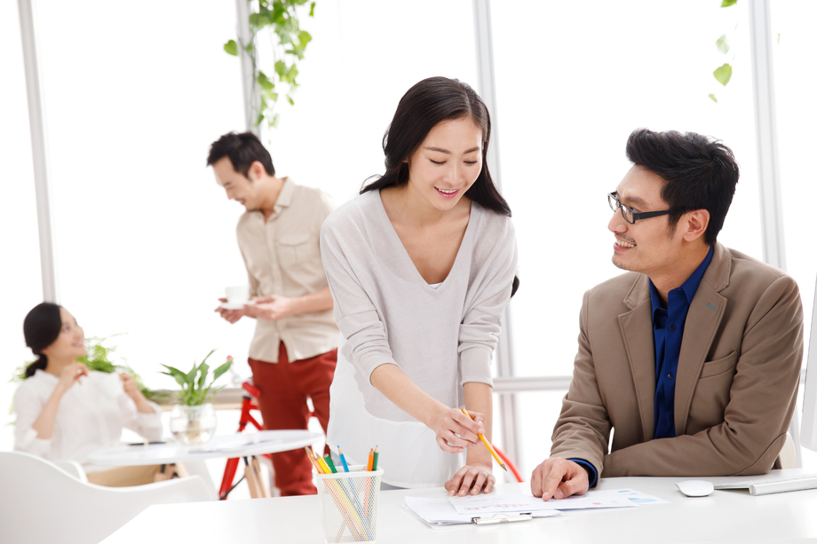 商务男女在办公室工作 商务男女在办公室工作