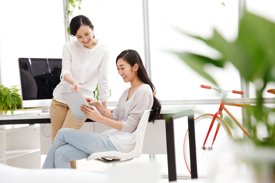 青年女人在办公室工作图片