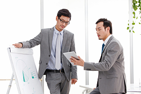 商务中年男人在工作图片