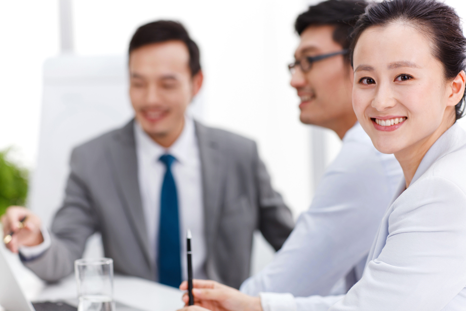 商务男女在会议室工作 商务男女在会议室工作