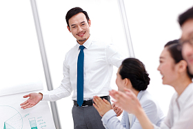 商务团队在会议室开