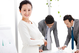 商务人士在办公室工作