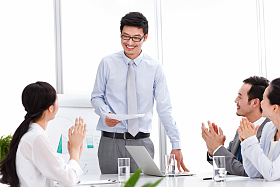 商务团队在会议室开