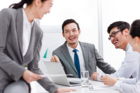 商务人士在办公室工作照片