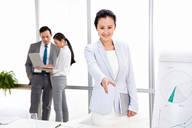 商务男女在办公室工作