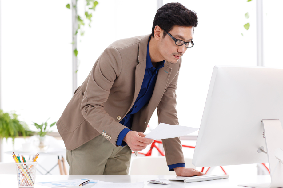 商务男人在办公室工作图片 商务男人在办公室工作图片