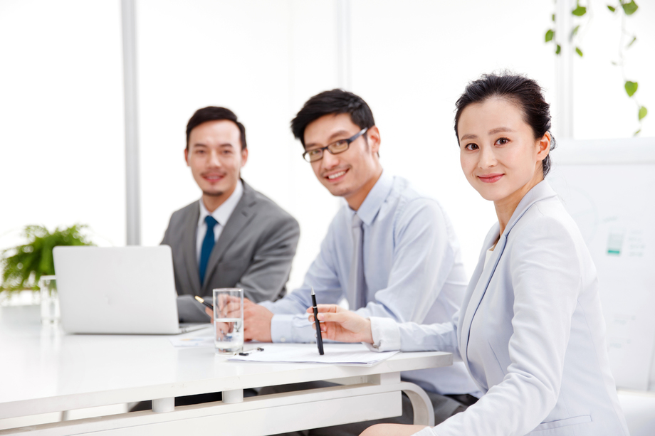 商务男女在会议室工作 商务男女在会议室工作