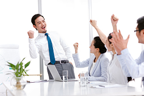 兴奋的商务团队图片