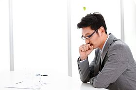 正在思考的商务男人照片