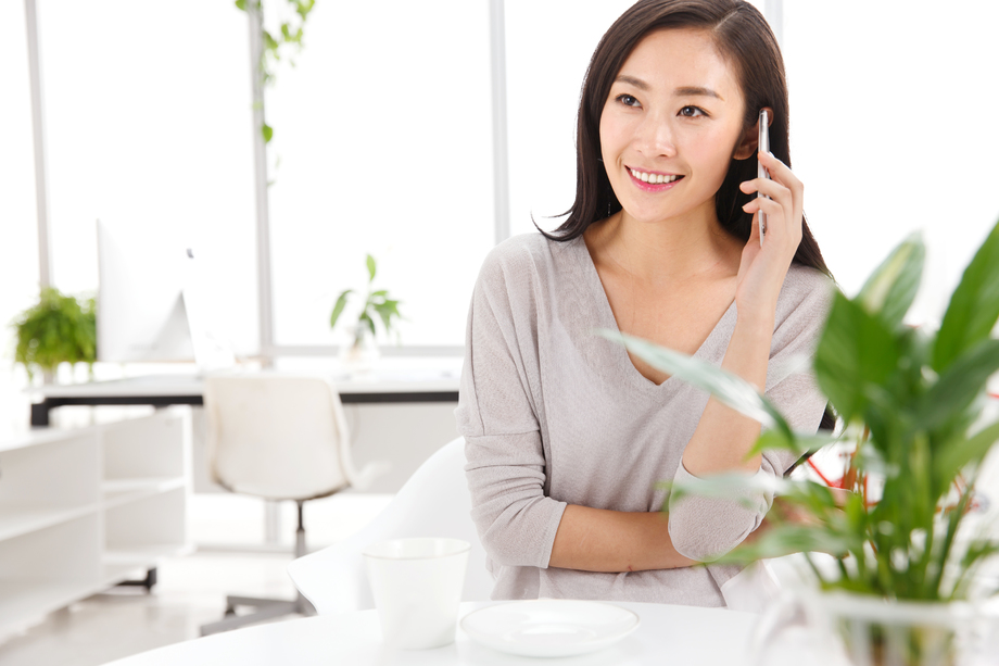 青年女人在办公室里打电话图片 青年女人在办公室里打电话图片