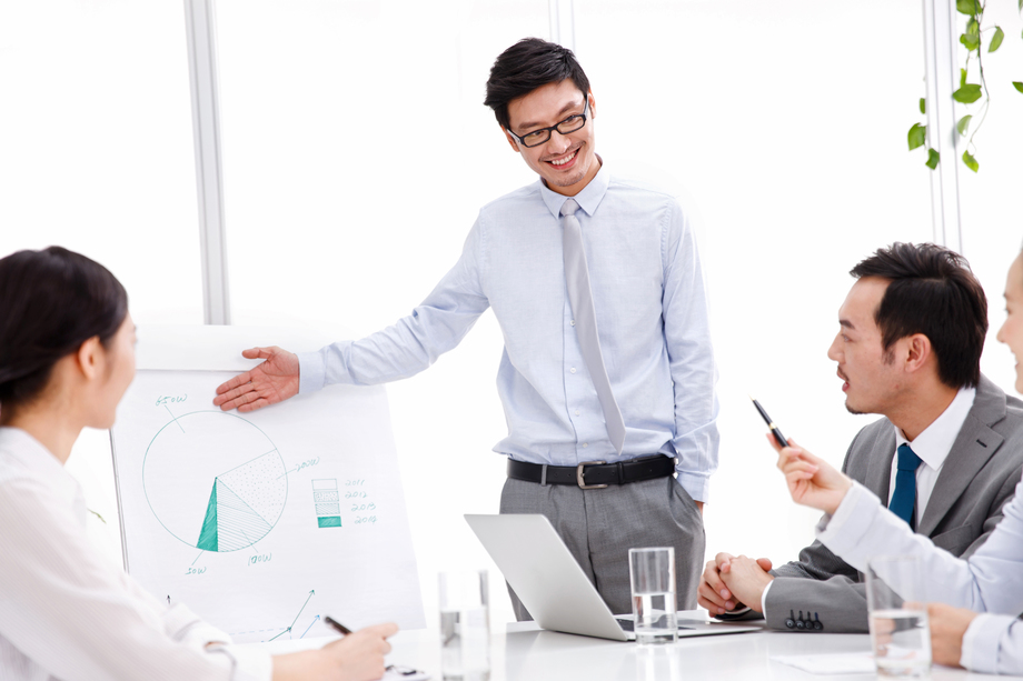 商务团队在会议室开会图片 商务团队在会议室开会图片