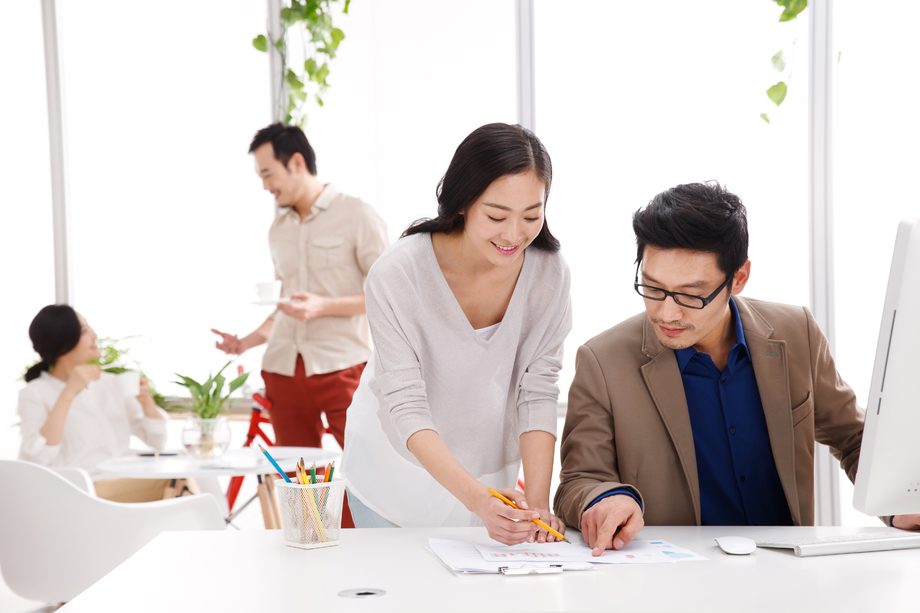 商务男女在办公室工作 商务男女在办公室工作