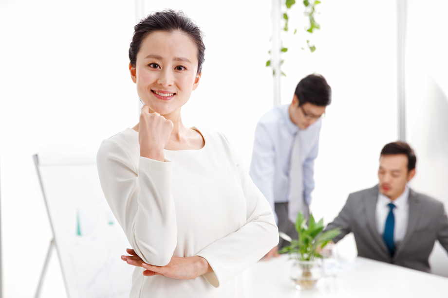 商务人士在办公室工作