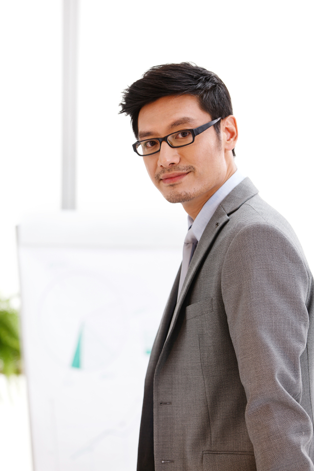 自信的商务中年男人