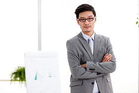 自信的商务中年男人