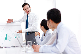 商务人士在会议室开