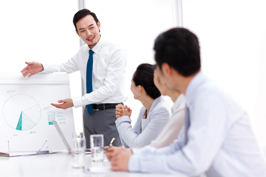 商务人士在会议室开 商务人士在会议室开