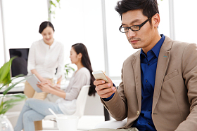 商务男女在办公室工作