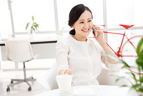 青年女人在办公室里打电话
