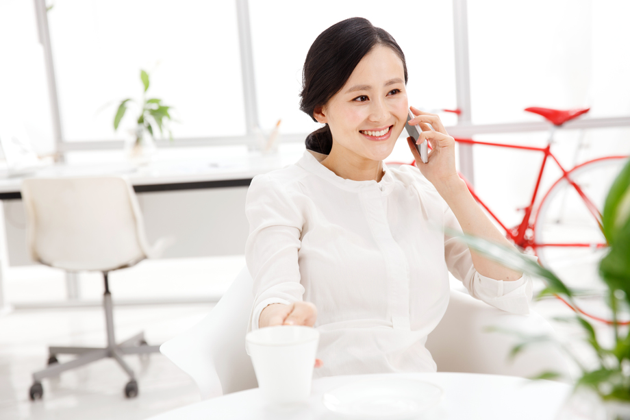 青年女人在办公室里打电话 青年女人在办公室里打电话